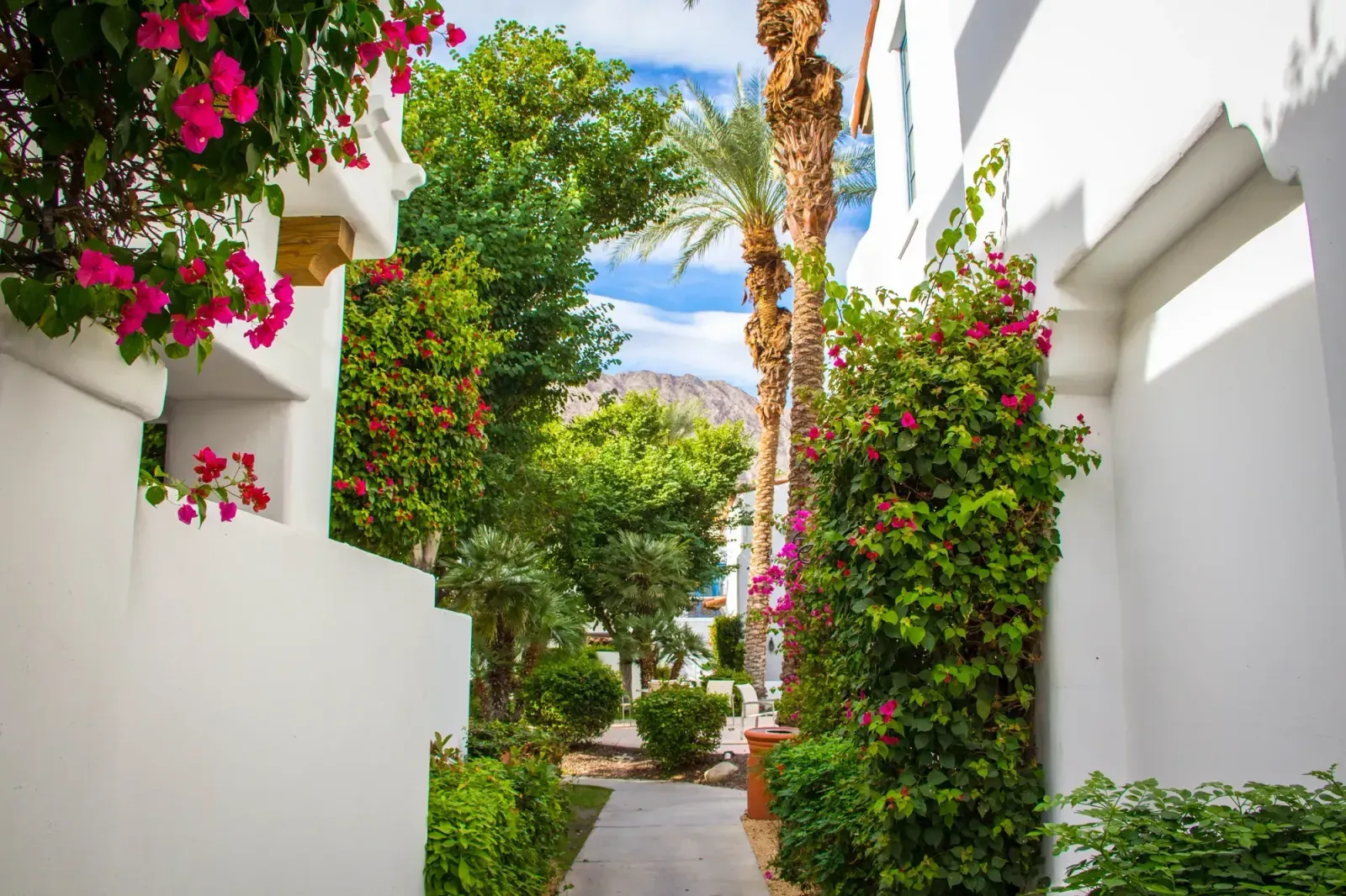La Quinta, California skyline and neighborhoods served by U-wifi home internet