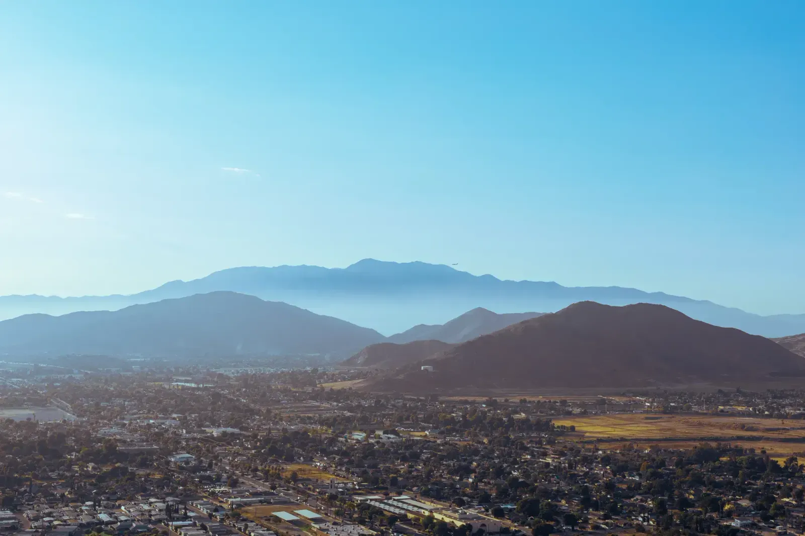 Palmdale, California skyline and neighborhoods served by U-wifi home internet