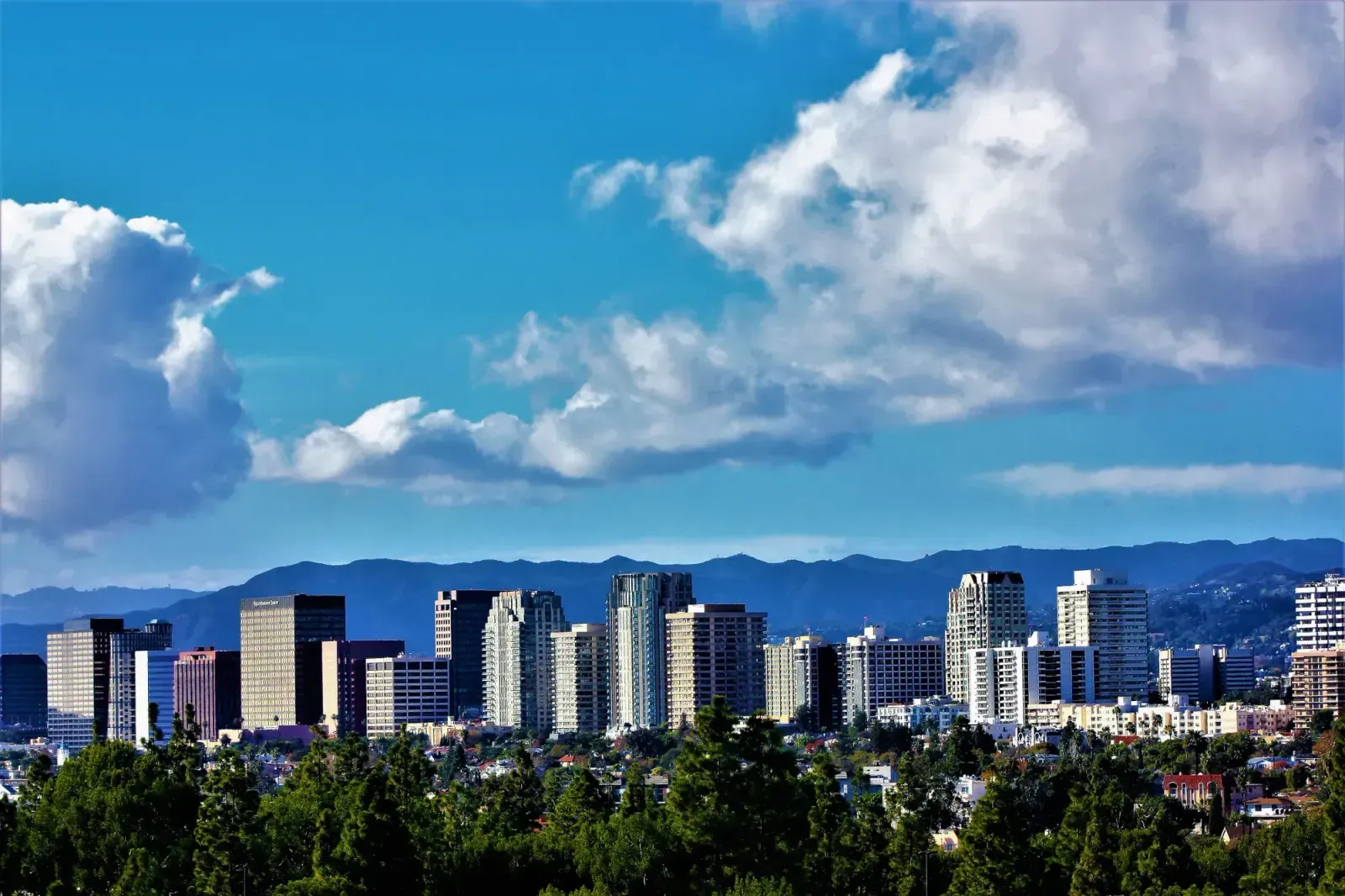Thousand Oaks, California skyline and neighborhoods served by U-wifi home internet