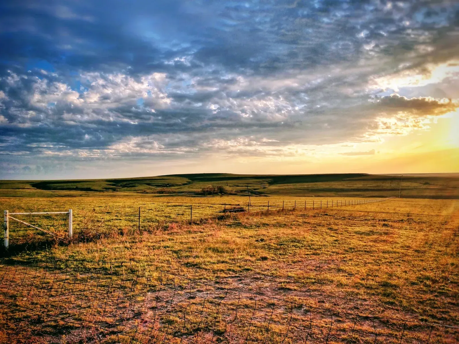 Topeka, Kansas skyline and neighborhoods served by U-wifi home internet