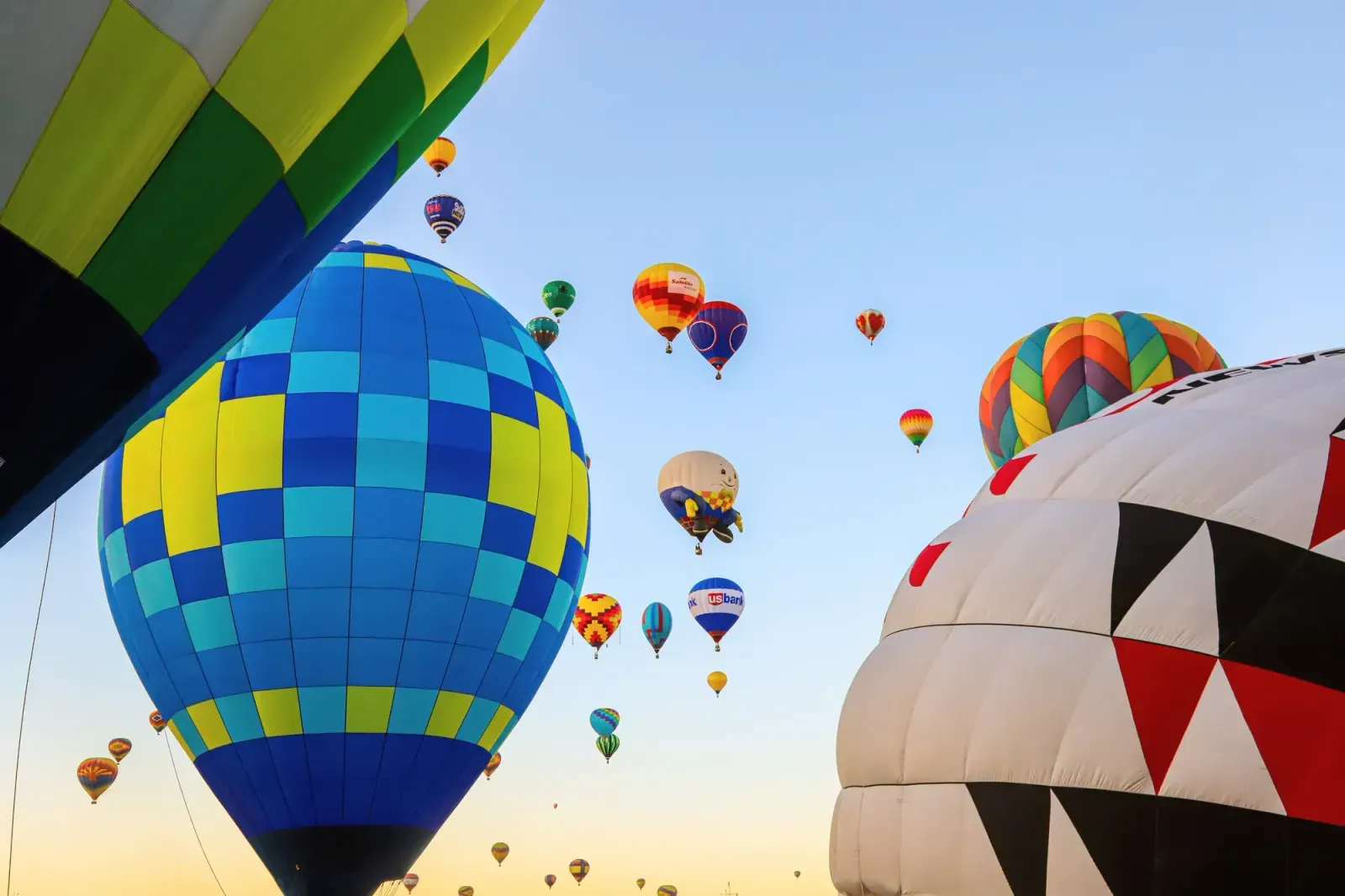 Albuquerque, New Mexico skyline and neighborhoods served by U-wifi home internet