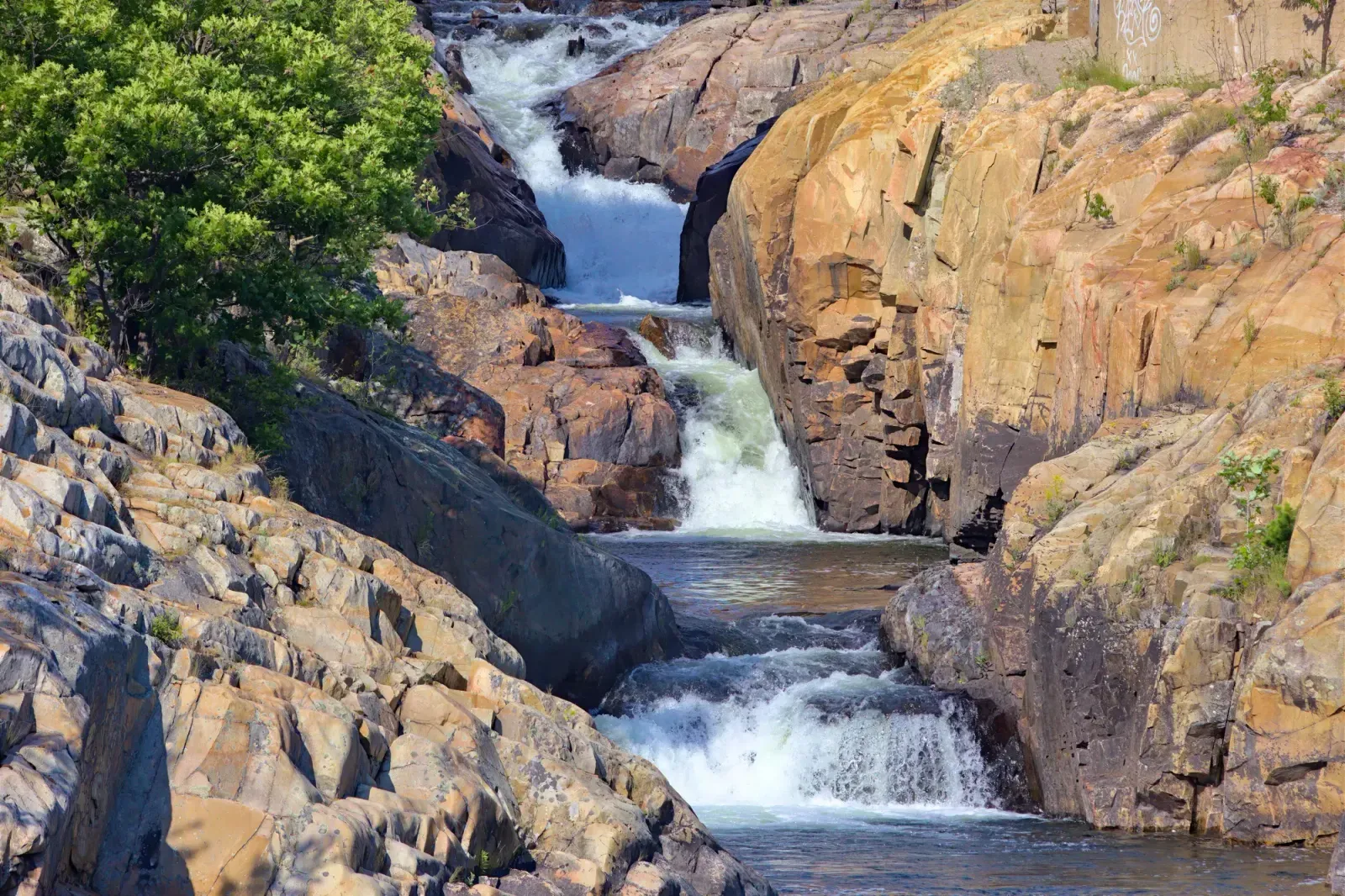 Sioux Falls, South Dakota skyline and neighborhoods served by U-wifi home internet