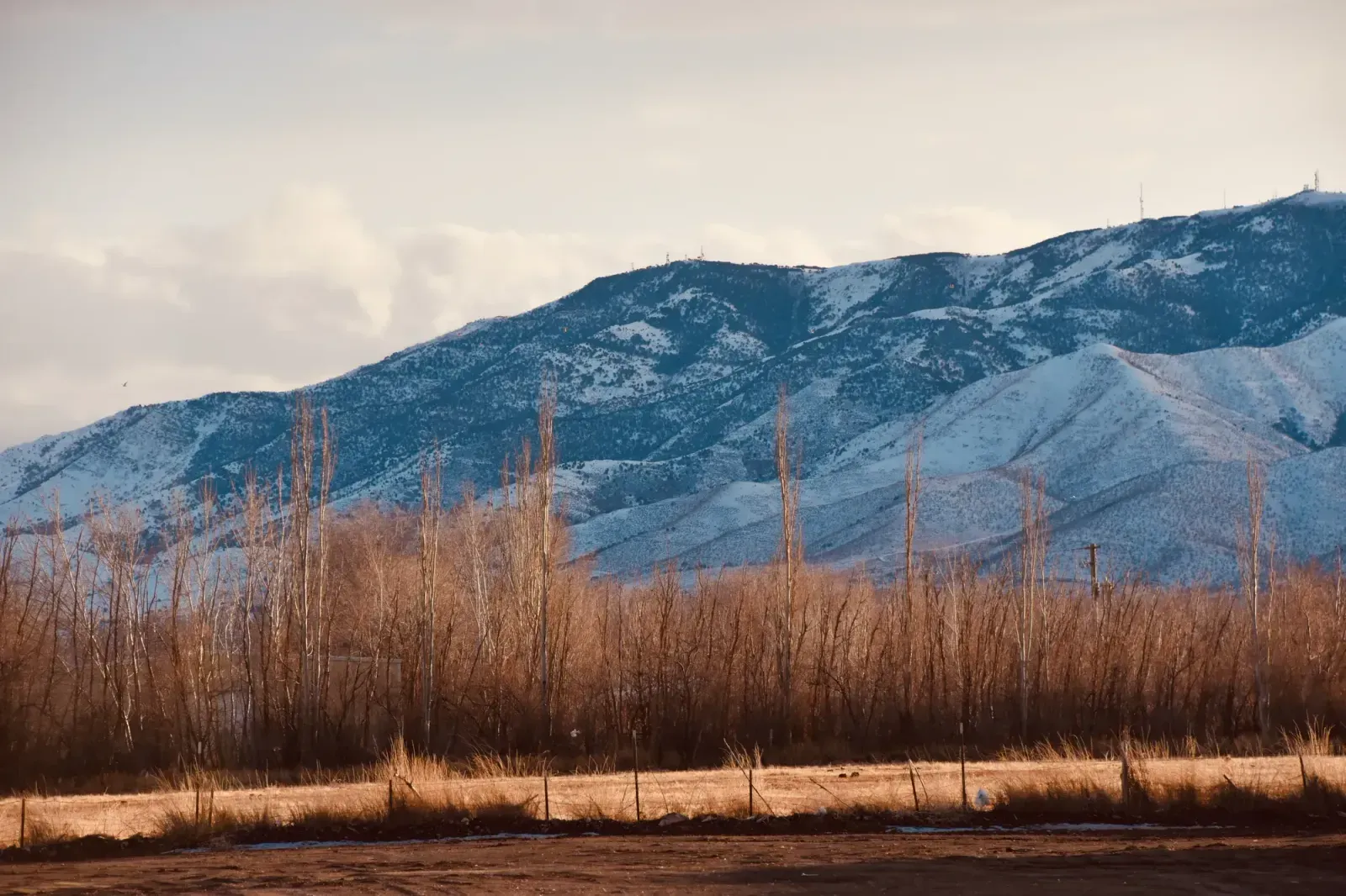 Lehi, Utah skyline and neighborhoods served by U-wifi home internet